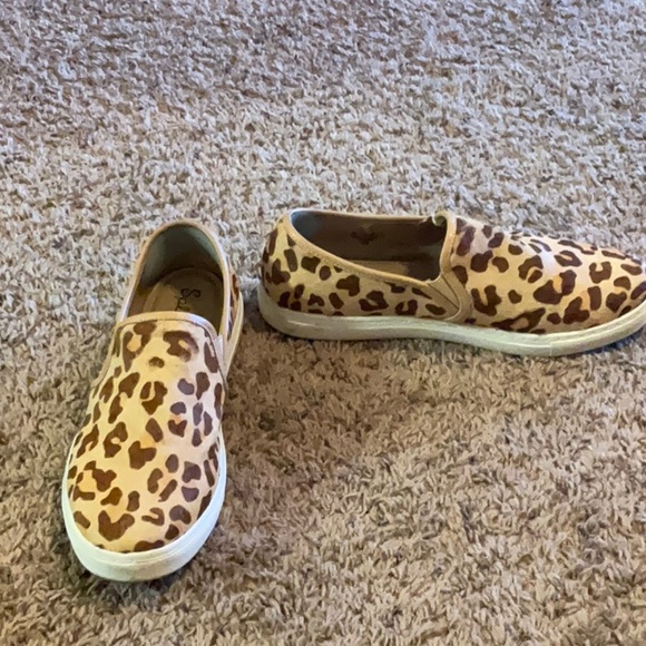 Leopard slip on shoes! Great condition! - Picture 3 of 4